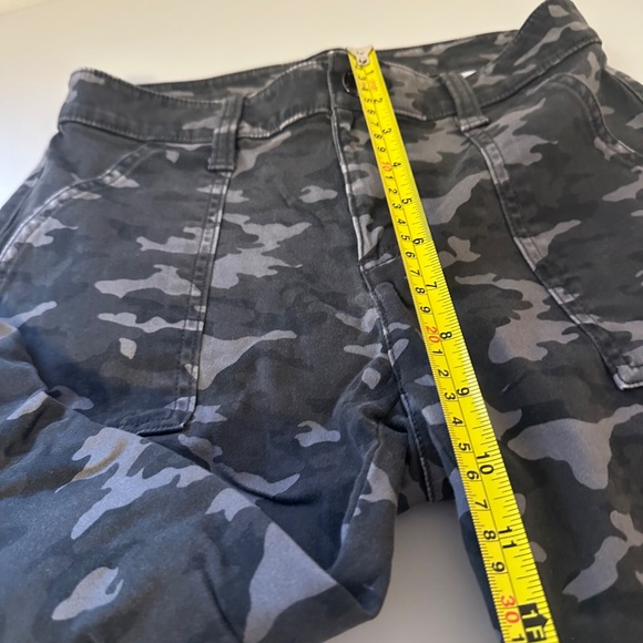 Banana Republic Camo Straight Leg Cargo Pants | Size 2 - Picture 9 of 10